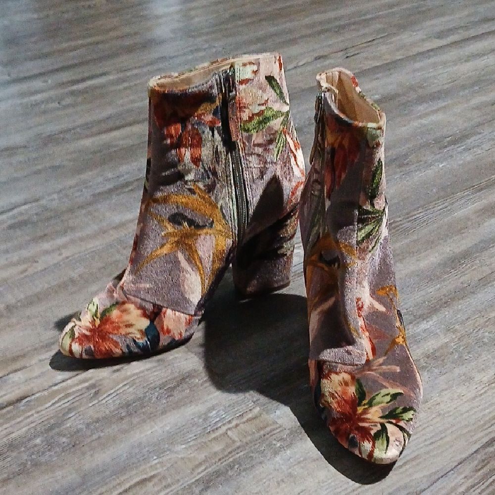 Nine West Savitra  floral block chunky heel ankle booties Sz 7.5